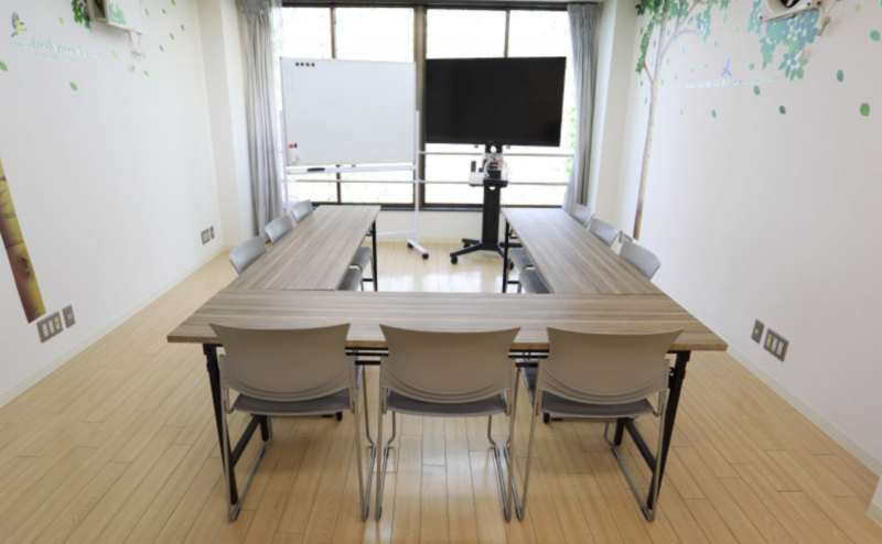 会議にぴったりのコの字型レイアウト。JR西大路駅から徒歩4分の駅近で集まりやすい場所です