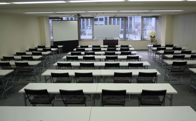 最大で78名、（演台に1名、受付に2名別途）ホワイトボード2枚　100inchスクリーンあり