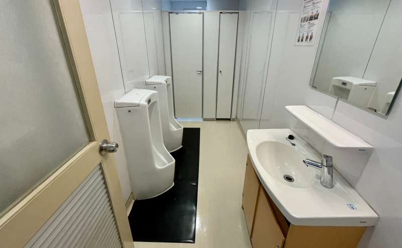 【男性トイレ(小便器×2、個室×1)】 - TIME SHARING 新宿8Aの写真