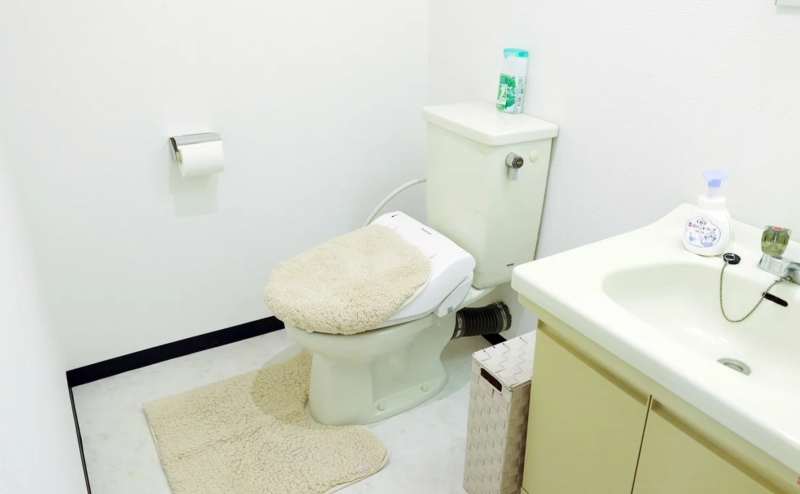 温水洗浄便座のついたトイレ。洗面台もございます。除菌グッズもご用意しております