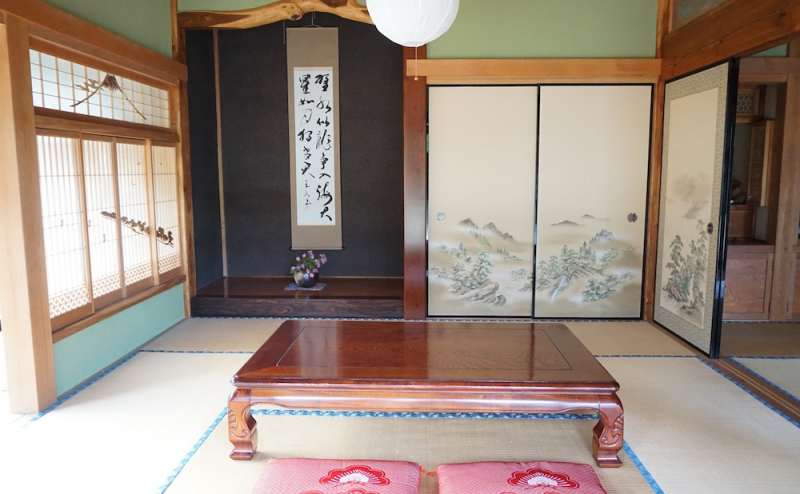 床の間です。座卓や掛け軸などもあります。
